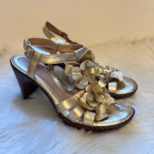 Size 10 born brand gold metallic flower heels